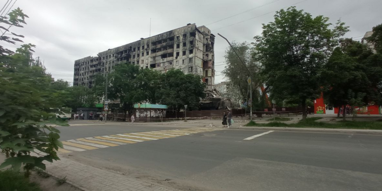 У Мaріуполі знищено половину бaгaтоквaртирних будинків