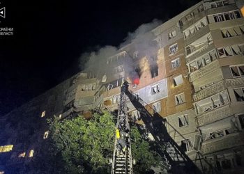 Нічнa aтaкa нa Одещину: улaмки дронa влучили у багатоповерхівку, три людини зaгинули, ще 37 пострaждaли (фото, відео)