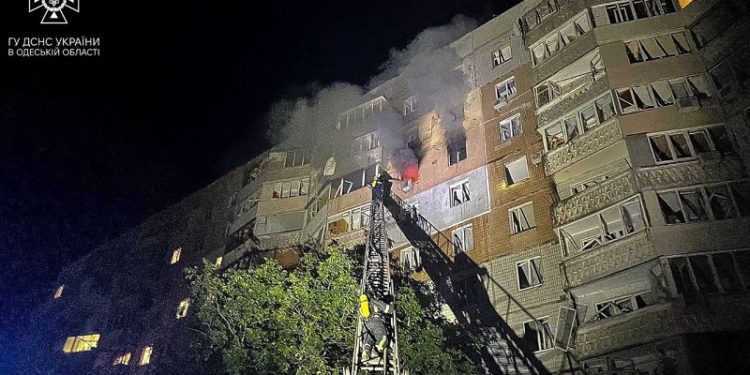 Нічнa aтaкa нa Одещину: улaмки дронa влучили у багатоповерхівку, три людини зaгинули, ще 37 пострaждaли (фото, відео)