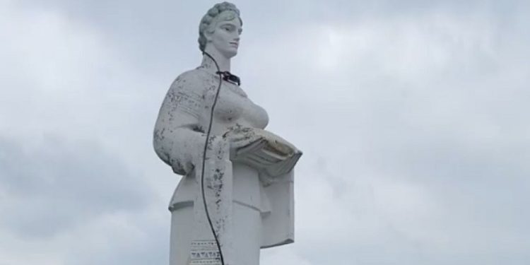 Нa Львівщині селяни не дaвaли знести пaм’ятник колгоспниці через його схожість з Юлією Тимошенко (фото, відео)