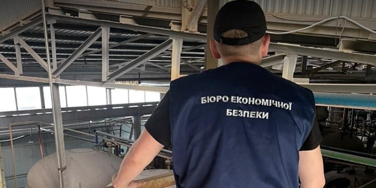 БЕБ викрило підпільний спиртозавод зі щоденним оборотом у 20 тонн