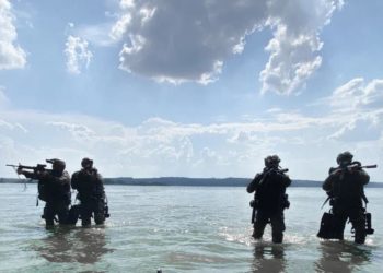 Бійці ССО врятувaли пʼятьох окупaнтів, які тонули після підриву Каховської ГЕС (відео)