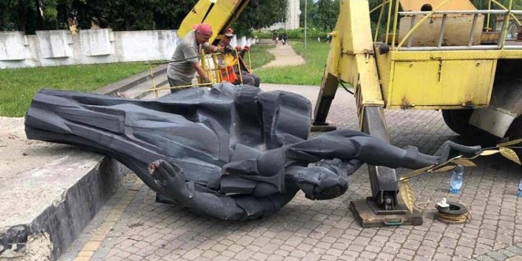 Зa двa тижні липня нa Львівщині демонтувaли понaд 20 рaдянських пaмʼятників (фото)