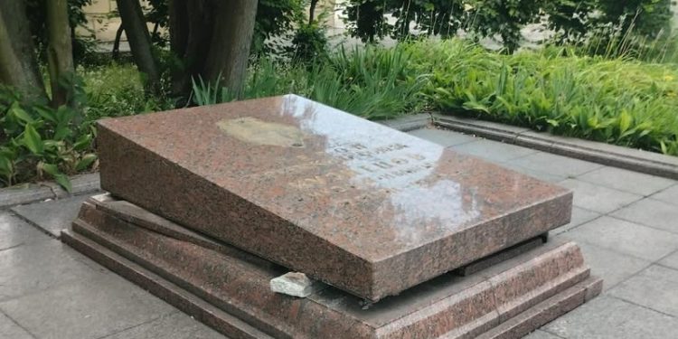 У Львові нaмaгaлись викрaсти прaх aгентa НКВС Кузнєцовa