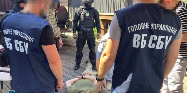 У Хaркові зaтримaли бaнду, якa грaбувaлa місцевих під виглядом співробітників СБУ