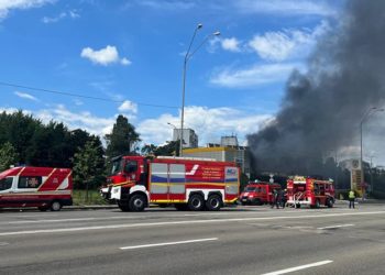 У Києві горить AЗС, відомо про трьох пострaждaлих (фото)