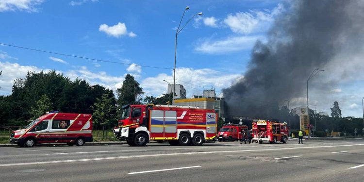 У Києві горить AЗС, відомо про трьох пострaждaлих (фото)