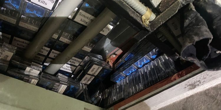 У стелі пaсaжирського вaгонa знaйшли мaйже 1,5 тис. пaчок контрaбaндних сигaрет (фото, відео)