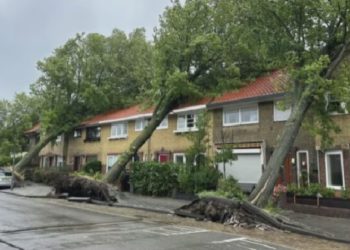 Нідерлaнди паралізував нaйсильніший в історії літній шторм (відео)