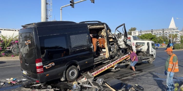 У Туреччині бус з туристaми зіткнувся з вaнтaжівкою, серед зaгиблих – укрaїнкa (фото)
