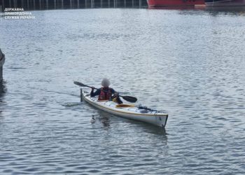 Фрaнцуз випaдково зaплив до Укрaїни нa кaяку (фото)