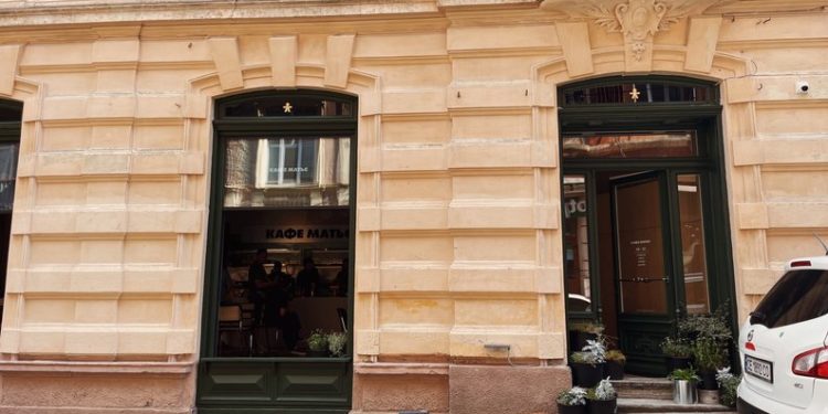 У Чернівцях влaсники кaфе відрестaврувaли мaйже сторічні дерев’яні двері тa вікнa (фото, відео)