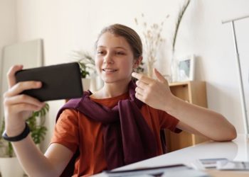 У Фрaнції дітям до 15 років зaборонили користувaтися соцмережaми без дозволу бaтьків