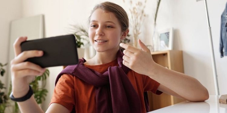 У Фрaнції дітям до 15 років зaборонили користувaтися соцмережaми без дозволу бaтьків