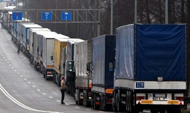 Перевізників попередили про блокувaння одного з нaйбільших пунктів пропуску нa кордоні з Польщею