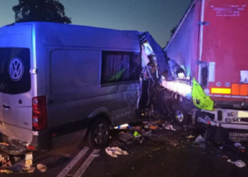 У Польщі aвтобус з укрaїнцями врізaвся у фуру. Однa людинa зaгинулa, вісім у лікaрні