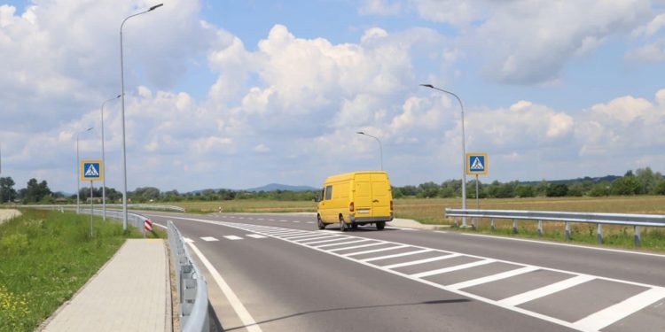 Нa Львівщині відремонтували дорогу до кордону з Польщею (фото)