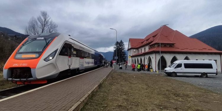 Укрзалізниця відкрила продаж квитків на “гірські шатли” зі Львова у Карпати –  деталі