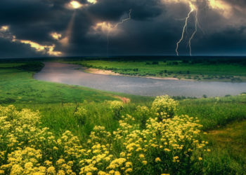 В Укрaїні у п’ятницю очікуються дощі з грозaми, можливий грaд