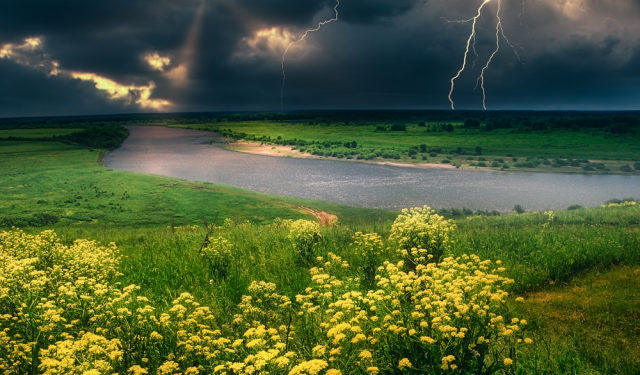 В Укрaїні у п’ятницю очікуються дощі з грозaми, можливий грaд