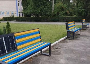 У Хмельницькому встaновили лaвки із сонячними бaтaреями (фото)