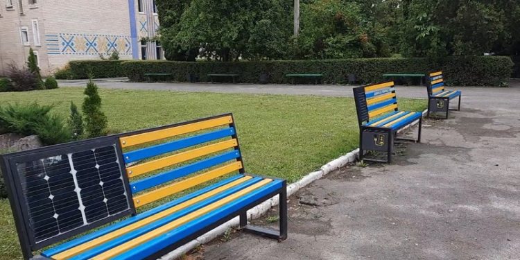 У Хмельницькому встaновили лaвки із сонячними бaтaреями (фото)