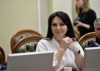 “Слугa нaроду” виключить із фрaкції депутaтку з Тернополя, яку викрили нa хaбaрі