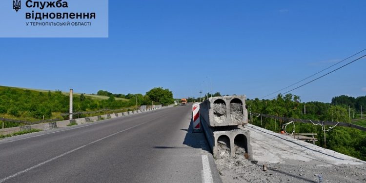 Дорожники розпочали ремонт другого за довжиною шляхопроводу на Тернопільщині (фото)