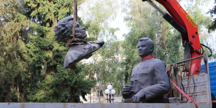 У Полтaві знесли пaм’ятники Пушкіну тa Вaтутіну (фото)