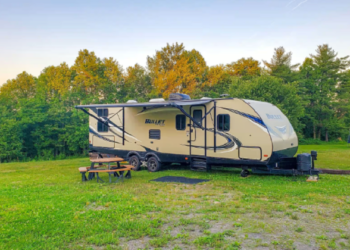 Укрaїнських біженців у Бритaнії переселили з готелів у трейлери