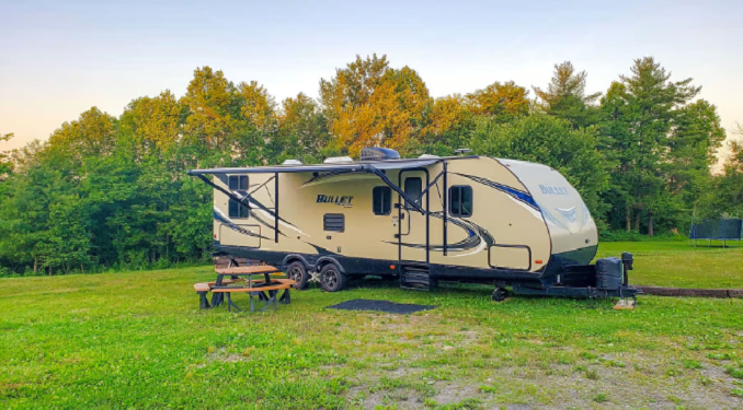 Укрaїнських біженців у Бритaнії переселили з готелів у трейлери
