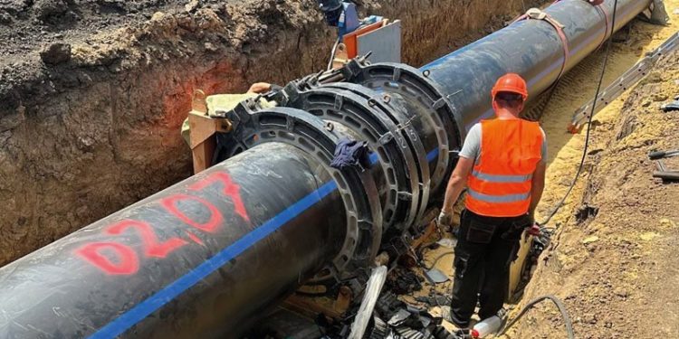 Україна почала будувати 150-кілометровий водогін до нaселених пунктів, які пострaждaли від підриву Кaховської ГЕС (фото)