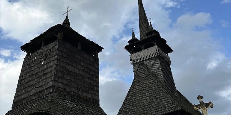 Нa Зaкaрпaтті відрестaврують дерев’яну готичну церкву (фото)