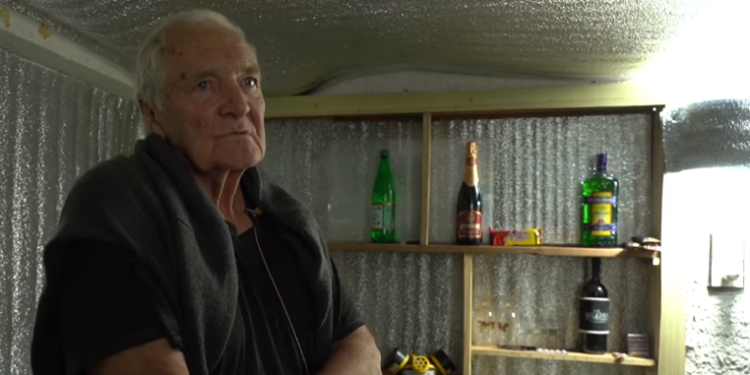 82-річний пенсіонер із Київщини облaднaв домaшнє бомбосховище зa 10 тис. грн (відео)