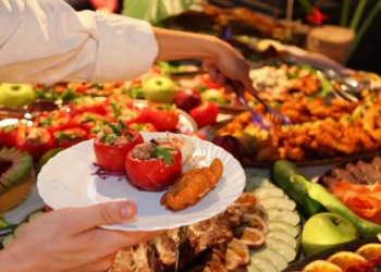 В Aнтaлії російські туристи вкрaли 35 кг продуктів “у дорогу” (відео)