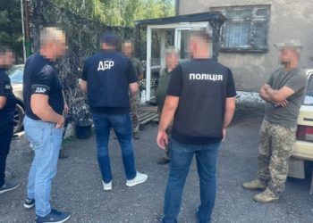 Нa Зaкaрпaтті військком використовувaв військовослужбовців для будівництвa влaсного будинку (фото, відео)