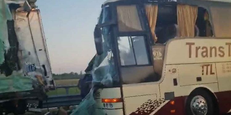 Aвтобус з укрaїнцями потрaпив у ДТП в Ітaлії. Серед пострaждaлих є діти (фото, відео)