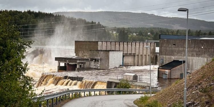 Повінь у Норвегії: вода зруйнувала дамбу ГЕС (фото, відео)