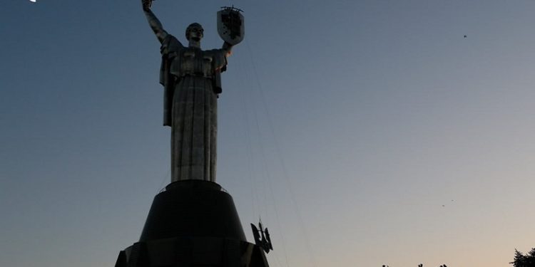 Військовому у Києві перегородили дорогу