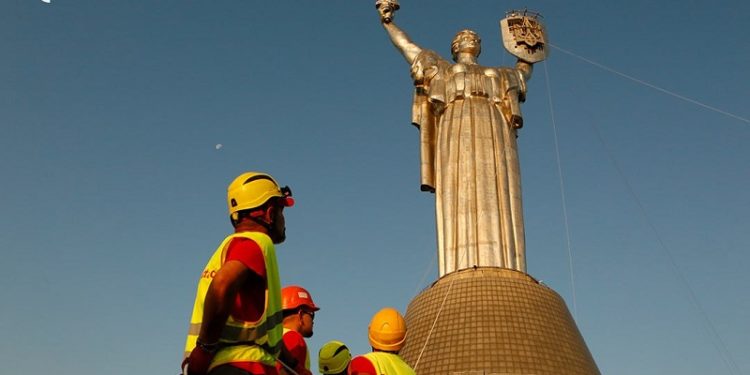 “Це сталось”. У Києві на монумент “Батьківщина-мати” підняли тризуб (фото)