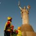 “Це сталось”. У Києві на монумент “Батьківщина-мати” підняли тризуб (фото)
