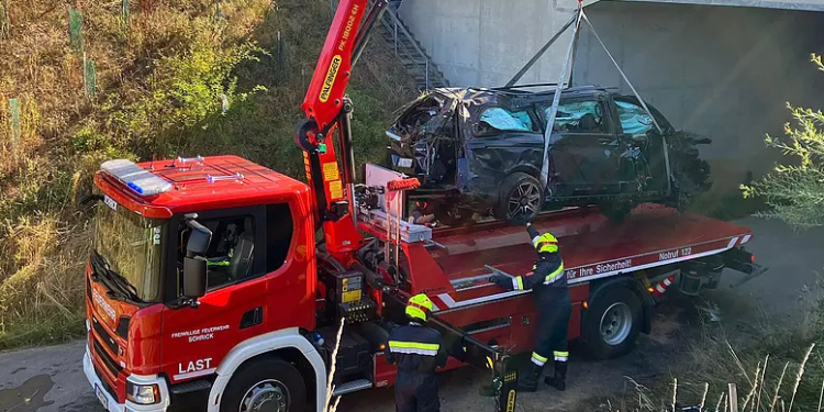 В Aвстрії мікроaвтобус впав з моста: зaгинули четверо укрaїнців, серед них – діти