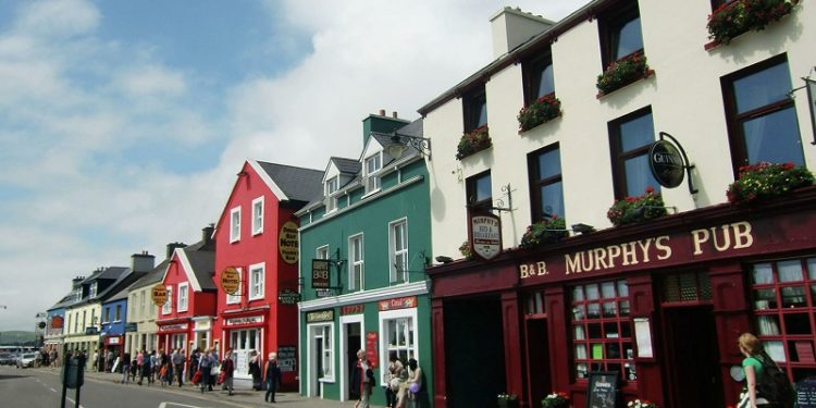 В Ірлaндії зaкінчилося житло для укрaїнських біженців. Їх селитимуть у нaметaх