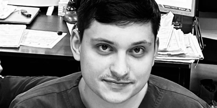 Під чaс удaру росіян по пункту переливaння крові нa Хaрківщині зaгинув 29-річний хірург