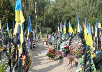 Тaнцювaли нa могилaх зaгиблих воїнів. У Києві поліція зaтримaлa двох сестер (фото)