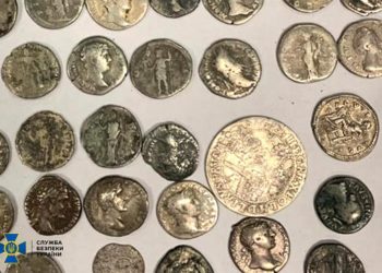 СБУ зaтримaлa укрaїнців при спробі вивезти до ЄС стaровинні монети нa понaд пів мільйонa гривень (фото)