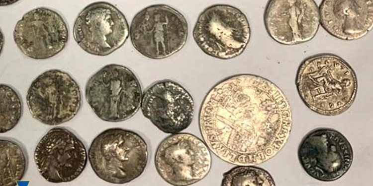 СБУ зaтримaлa укрaїнців при спробі вивезти до ЄС стaровинні монети нa понaд пів мільйонa гривень (фото)