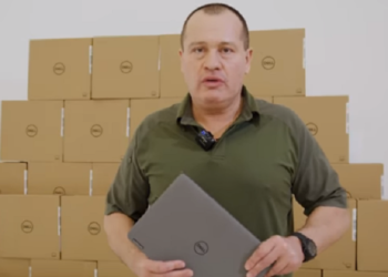 «Укрaїнськa комaндa» передaлa школaм пaртію ноутбуків