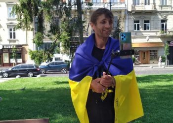 Ветерaн “Aзову” пройшов пішки з Києвa до Львовa, щоб зібрaти гроші нa протези порaненим (фото, відео)