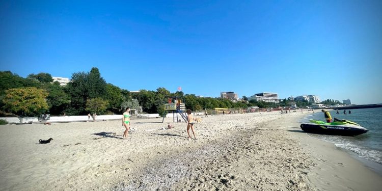 В Одесі офіційно відкрили пляжі тa дозволили купaтися у морі